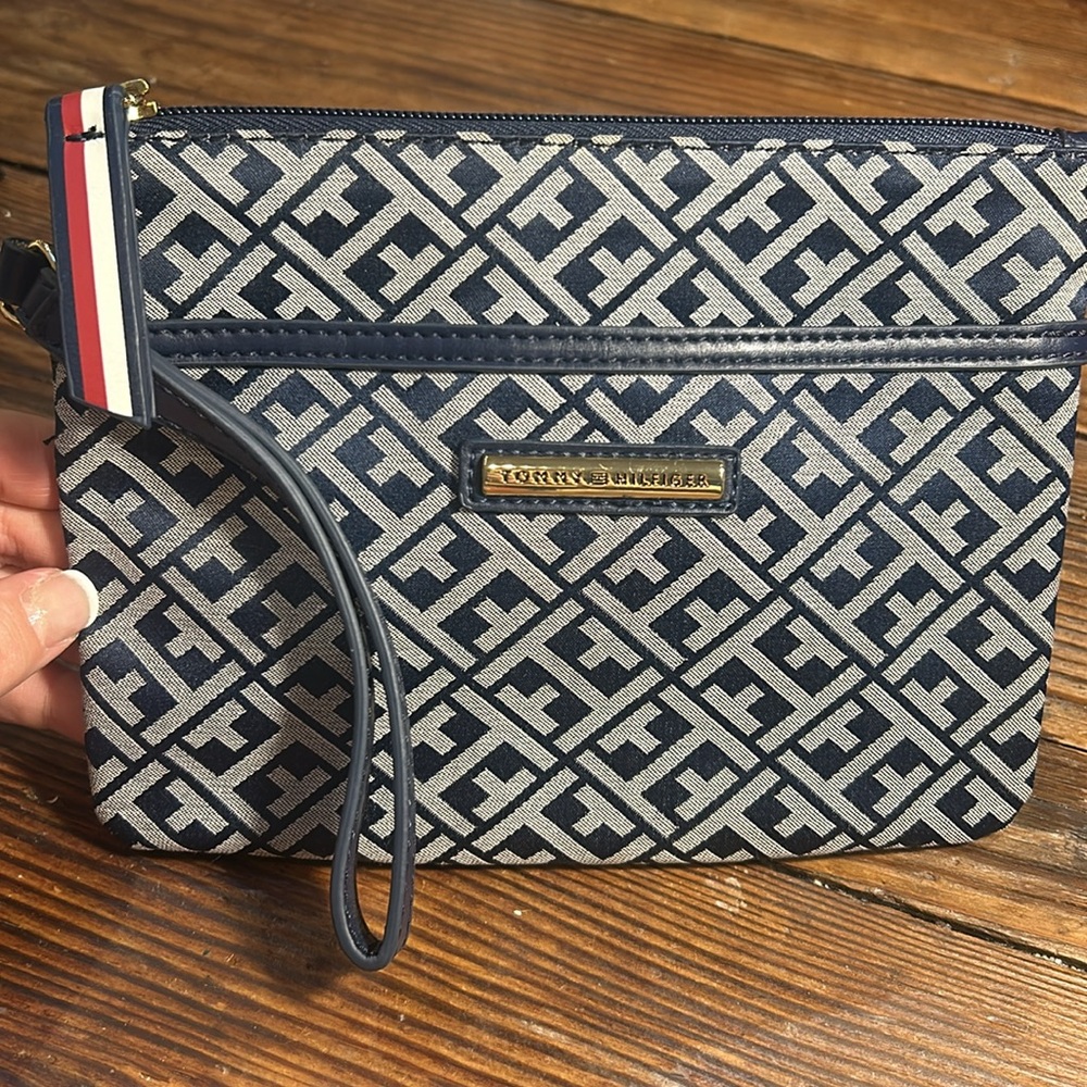 NEW Tommy Hilfiger clutch/wristlet/accessory/make up bag